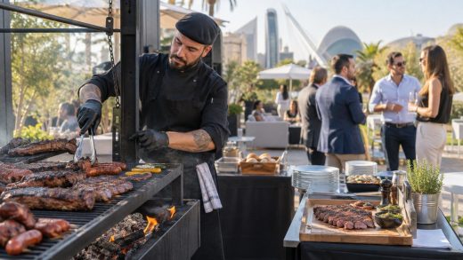 Cocinero preparando un asado en una parrilla durante un encuentro de empresa al aire libre